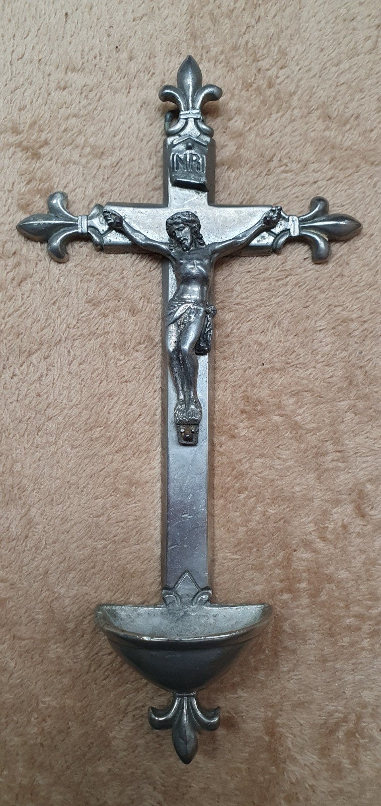 Récipient à eau bénite en étain antique/crucifix avec lis fr, Antiquités & Art, Enlèvement ou Envoi