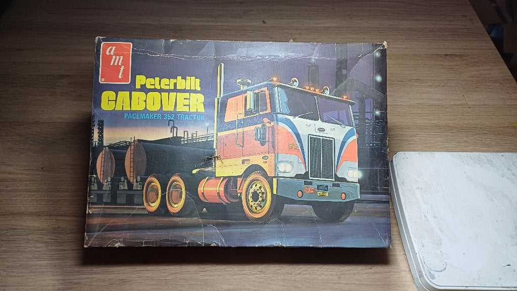 [1/25] AMT T502 - Peterbilt Cabover Pacemaker 352 (1970), Hobby & Loisirs créatifs, Enlèvement ou Envoi, Plus grand que 1:32, Comme neuf