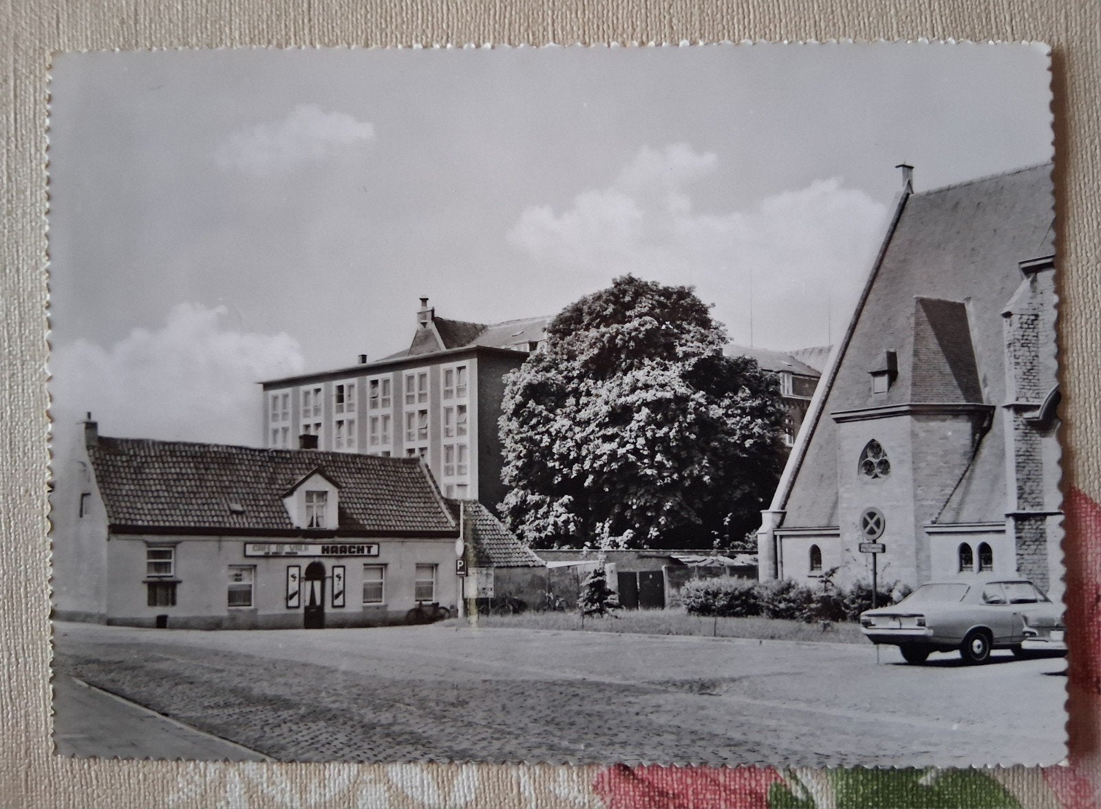 vintage Postkaart Café De Valk en het Kerkplein Borsbeek, Ophalen of Verzenden