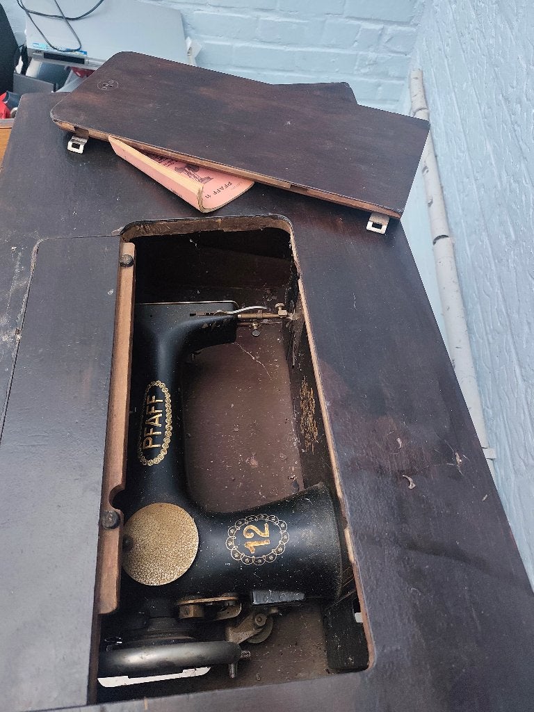 Oude naaimachine, Enlèvement