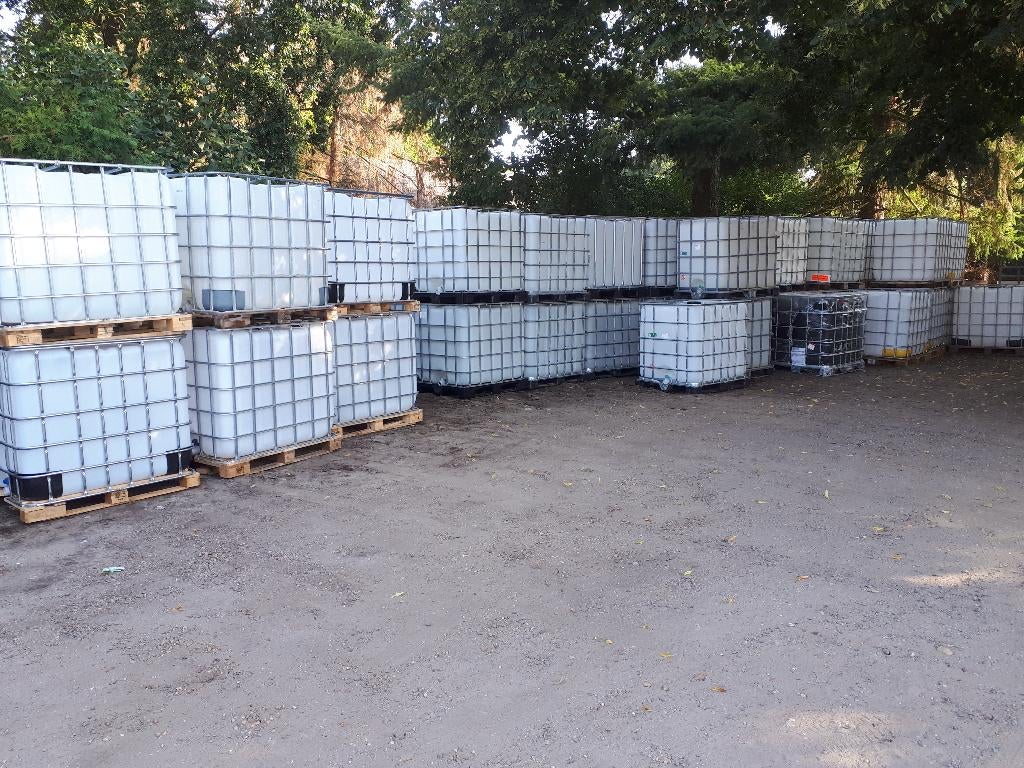 Watervaten op plastieken pallet , ibc containers 1000L, 150 liter of meer, Ophalen, Zo goed als nieuw, Kunststof