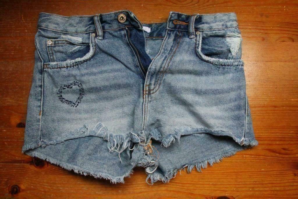 Hotpants short jeans spijkerstof met hartje Zara maat 34, Kleding | Dames, Zara, W27 (confectie 34) of kleiner, Gedragen, Verzenden