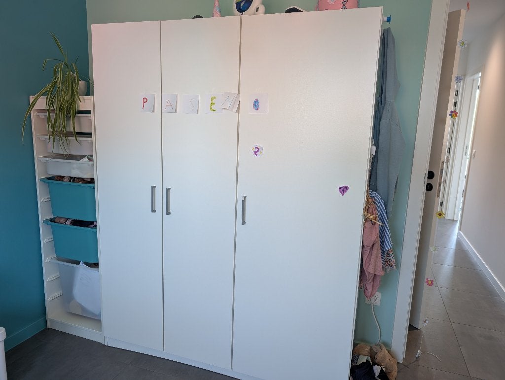 Ikea kast driedeurs, Huis en Inrichting, Ophalen, Gebruikt, 100 tot 150 cm, Met plank(en)