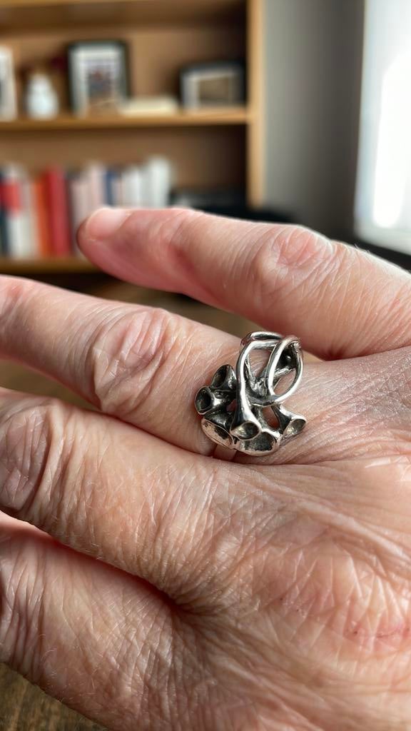 925 sterling zilveren ring met in elkaar gevlochten kelkjes, Ophalen of Verzenden, Zo goed als nieuw