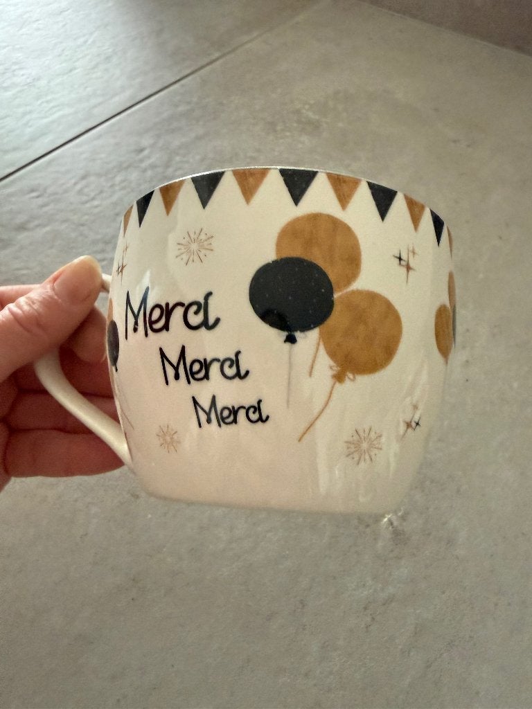 Mug Merci Merci Merci blanc/dore/noir, Maison & Meubles, Cuisine | Vaisselle, Enlèvement ou Envoi, Neuf, Mug