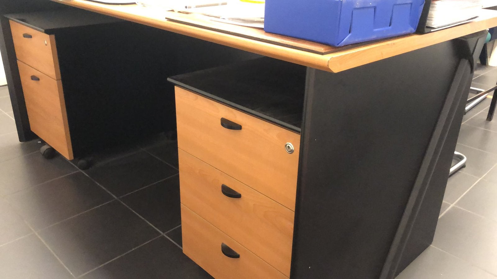 Bureau met 2 ladenblokken, Huis en Inrichting, Ophalen, Gebruikt