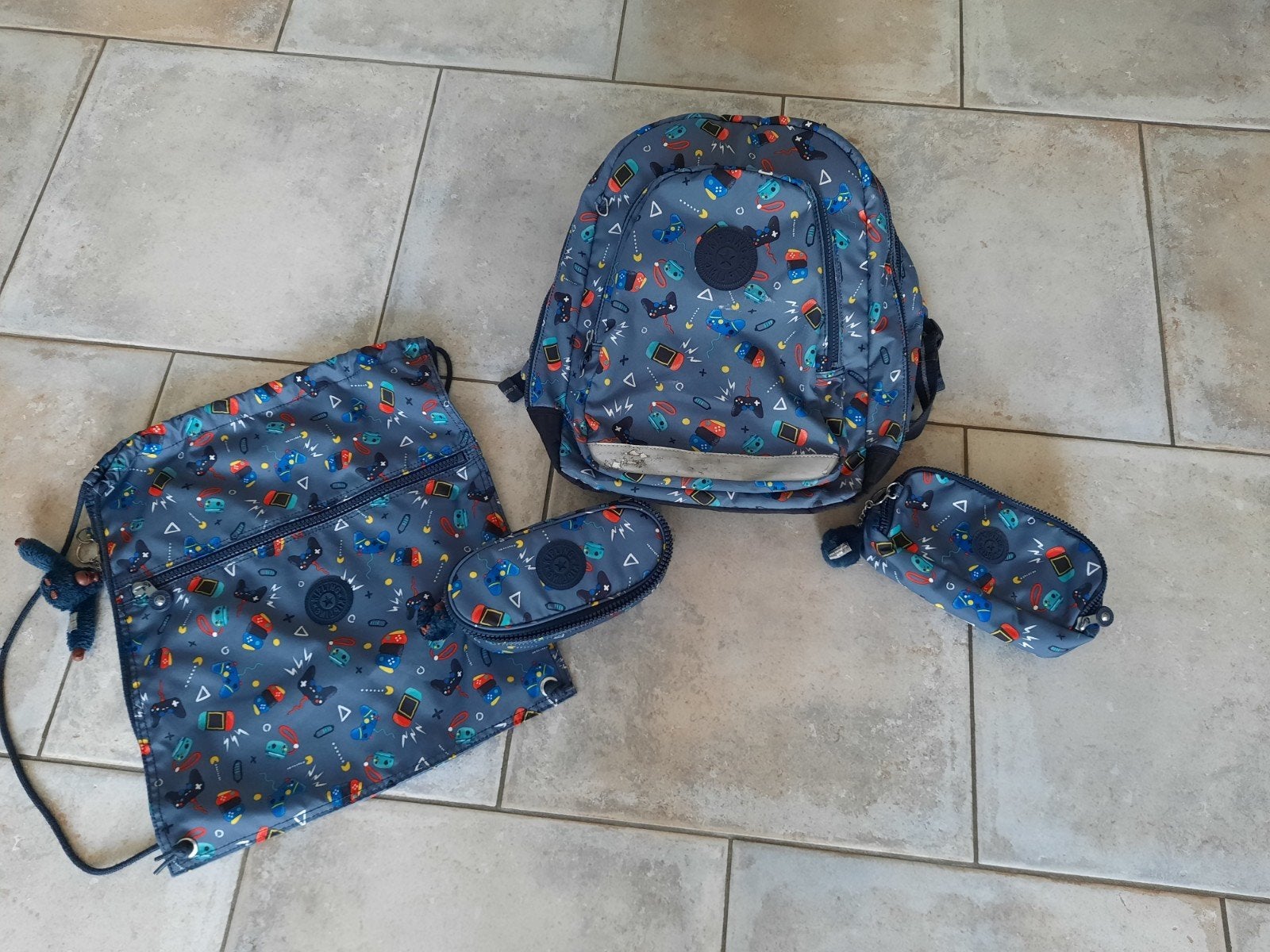 Te koop: Kipling boekentas, turnzak en 2 pennenzakken, Ophalen