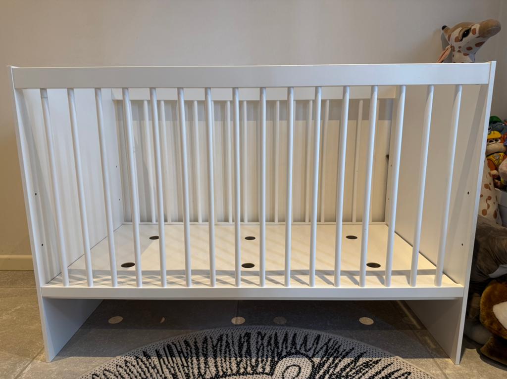 Wit babybed 60 x 120cm, Kinderen en Baby's, Babywiegjes en Ledikanten, Ophalen, Zo goed als nieuw, Ledikant