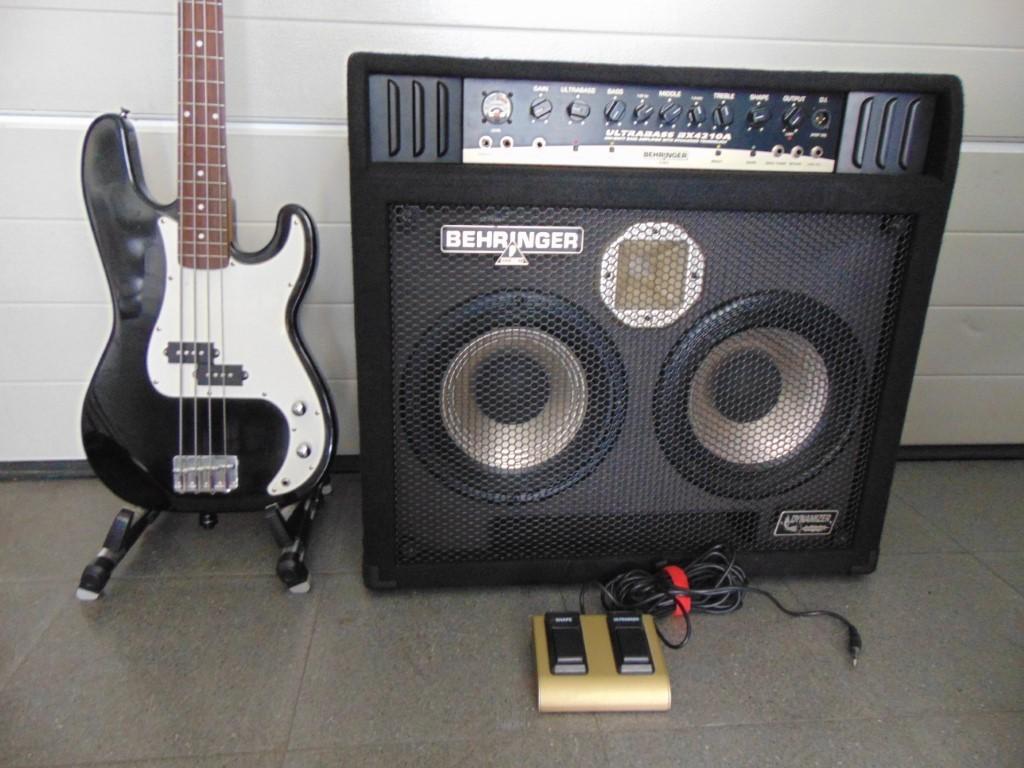 VGS basgitaar + Ultrabass Amp Behringer BX4210A + pedaal ., Muziek en Instrumenten, Versterkers | Bas en Gitaar, Ophalen, Nieuw
