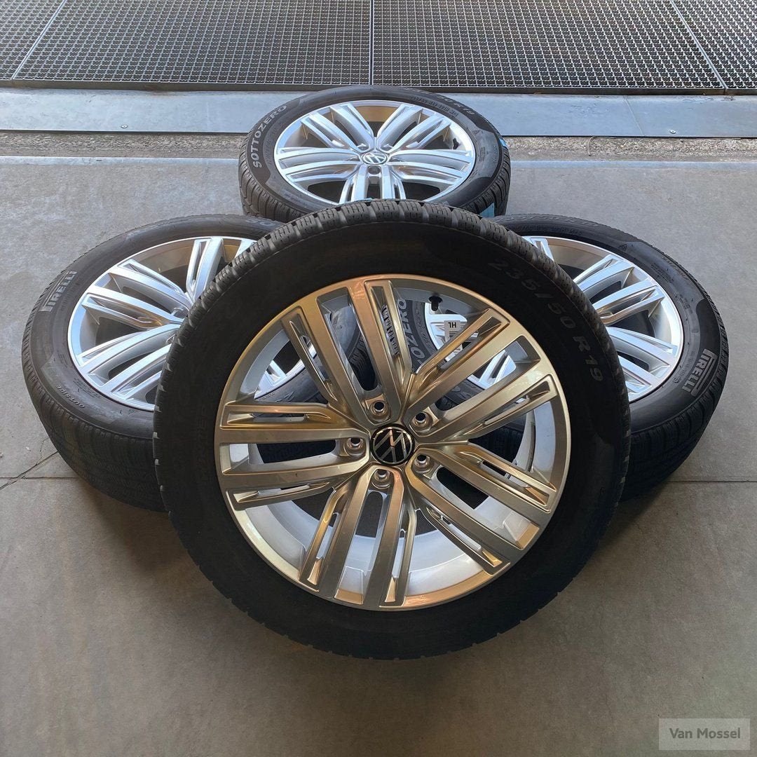 VW Tiguan Pirelli Sottozero Winter 210 Serie 2 235/50/R19 10, Auto-onderdelen, Banden en Velgen, 19 inch, Gebruikt, -, -