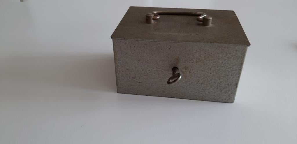 Vintage metalen geldkistje Safety. Met sleutel., Ophalen of Verzenden