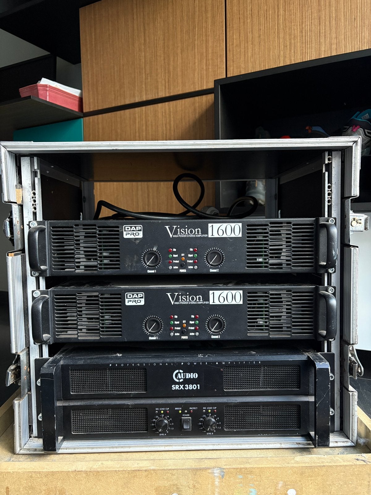 Amplificateur C-audio SRX3801 et flight-case, TV, Hi-fi & Vidéo, Amplificateurs & Ampli-syntoniseurs, Comme neuf, Stéréo, 120 watts ou plus