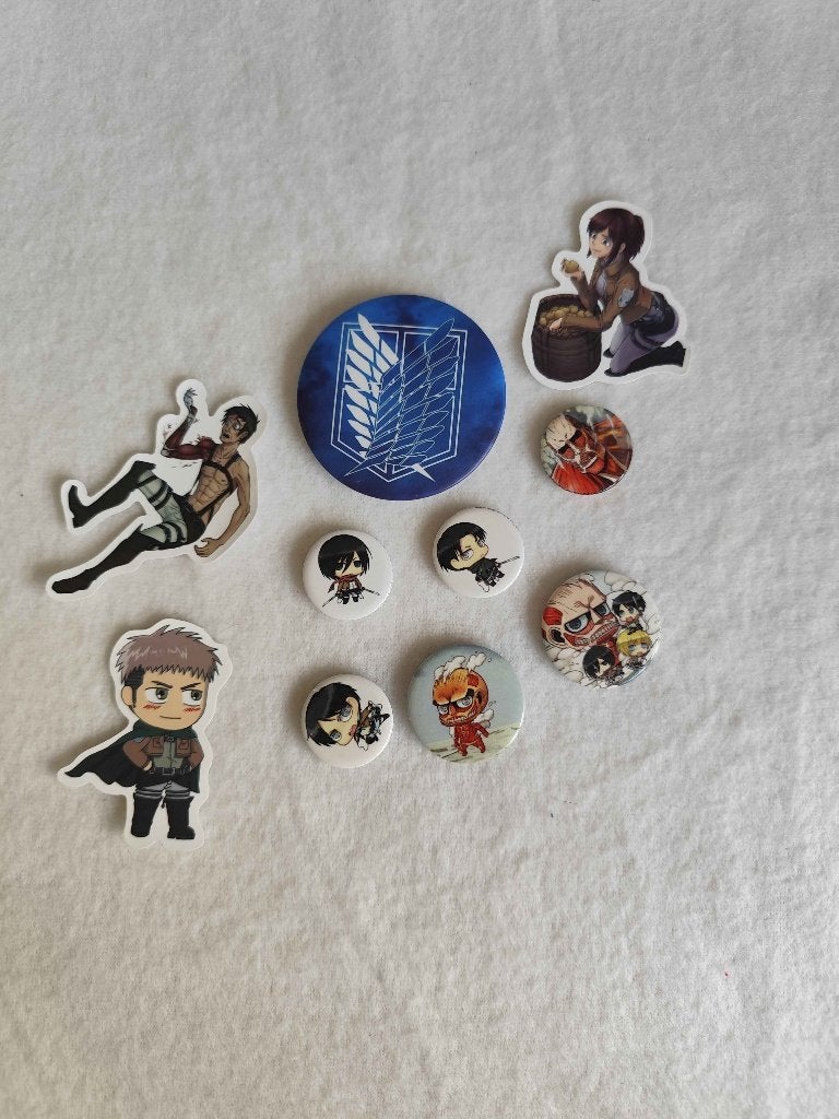Attack on Titan - Pins en Sticker - Anime bundel, Ophalen of Verzenden, Zo goed als nieuw