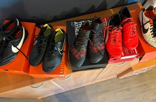 Nog zeer mooie voetbalschoenen Nike/Adidas/Puma maten 42-43, Enlèvement ou Envoi, Utilisé, Chaussures