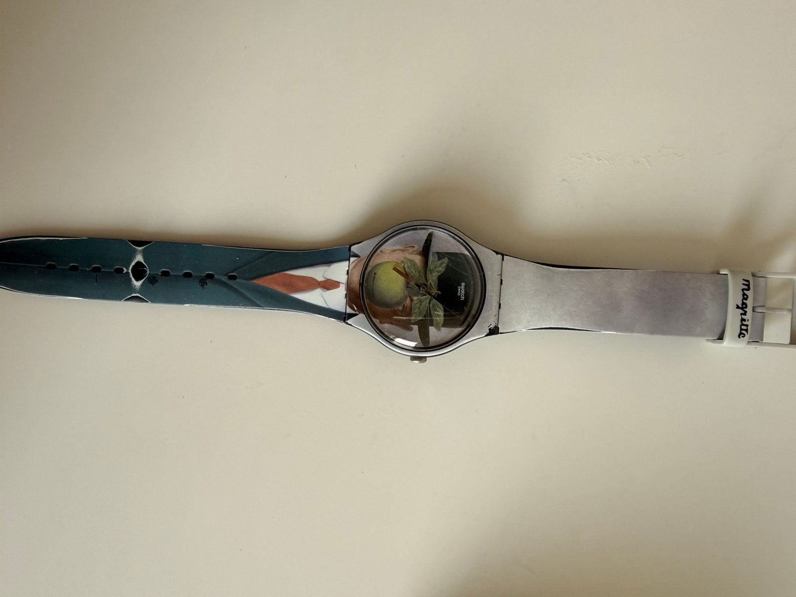 Swatch magritte: “les filles d’homme”, Handtassen en Accessoires, Horloges | Heren, Ophalen, Overige materialen, Gebruikt, Polshorloge