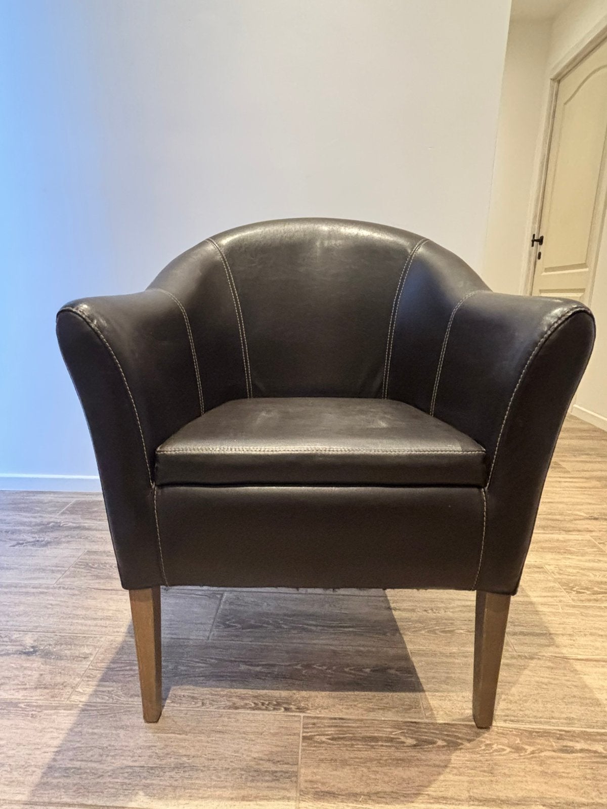 6 stoelen aan 20 euro, Huis en Inrichting, Stoelen, Ophalen, Kunststof, Bruin, Moderne clubfauteuil in bruin kunstleder.