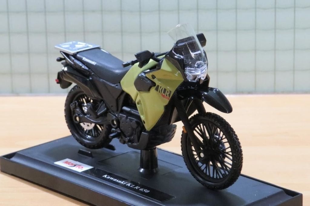 Kawasaki KLR650 khaki 1:18, Hobby & Loisirs créatifs, Voitures miniatures | 1:18, Enlèvement ou Envoi, Neuf, Moteur, Maisto