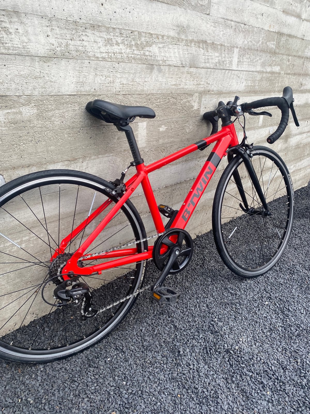 btwin kinder koersfiets, Vélos & Vélomoteurs, Vélos | Vélos de course, Frein sur jante, Moins de 10 vitesses, Aluminium, Enlèvement