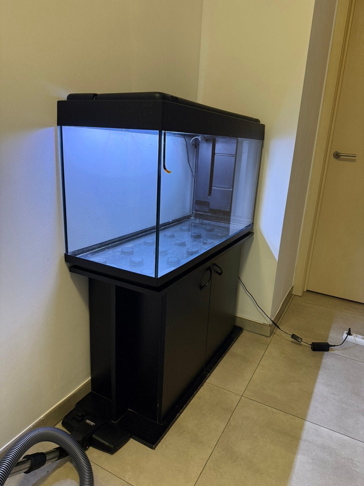 Aquarium met binnenfilter, Dieren en Toebehoren, Ophalen, Zo goed als nieuw, Aquariummeubel