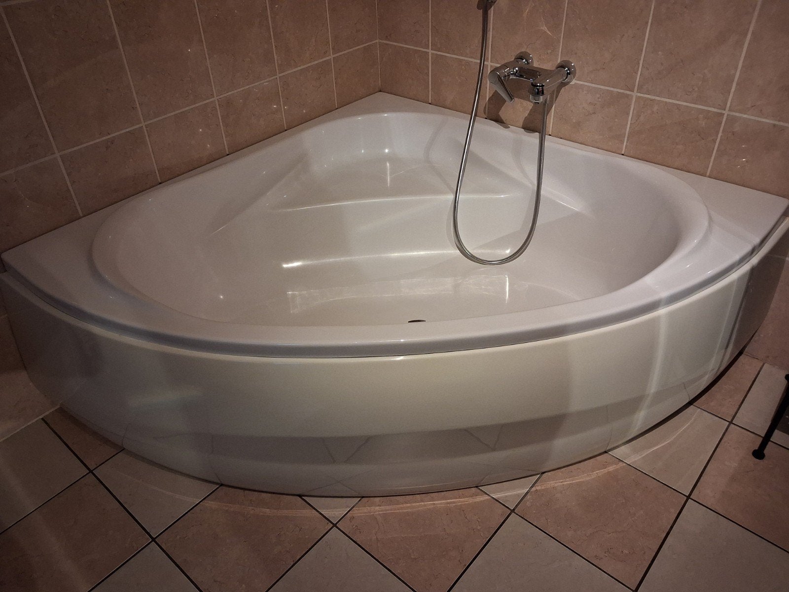 Baignoire d'angle + robinet/douche, Maison & Meubles, Enlèvement, Utilisé
