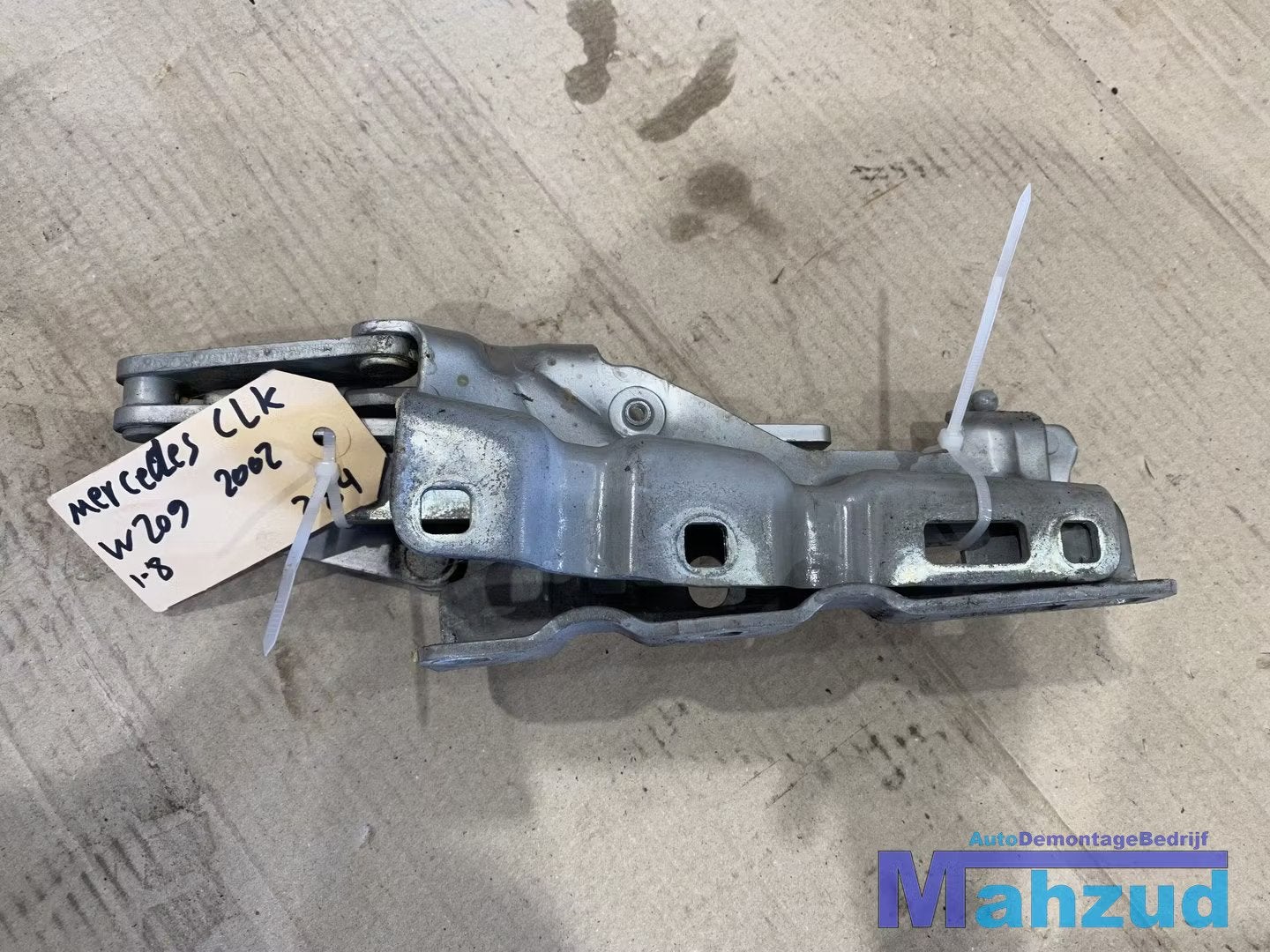 MERCEDES CLK W209 Motorkap scharnier set links rechts, Mercedes-Benz AG, Mercedes-Benz, Utilisé, Mercedesstrasse 120
70372  Stuttgart, DE