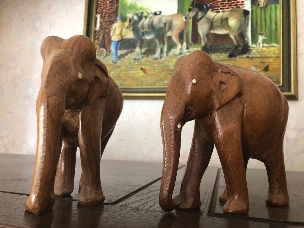 2 houten africaanse olifantjes, Ophalen
