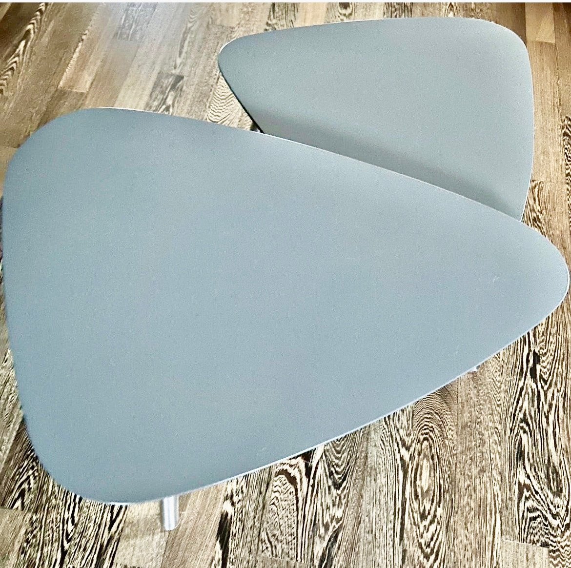 Deux tables basses de couleur taupe, Ophalen, Gebruikt