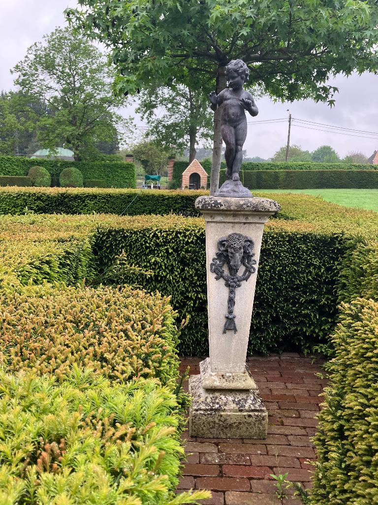 tuinbeeld "putti" op  sokkel ,britse origine, Tuin en Terras, Tuinbeelden, Ophalen, Gebruikt, Metaal, Engelenbeeld