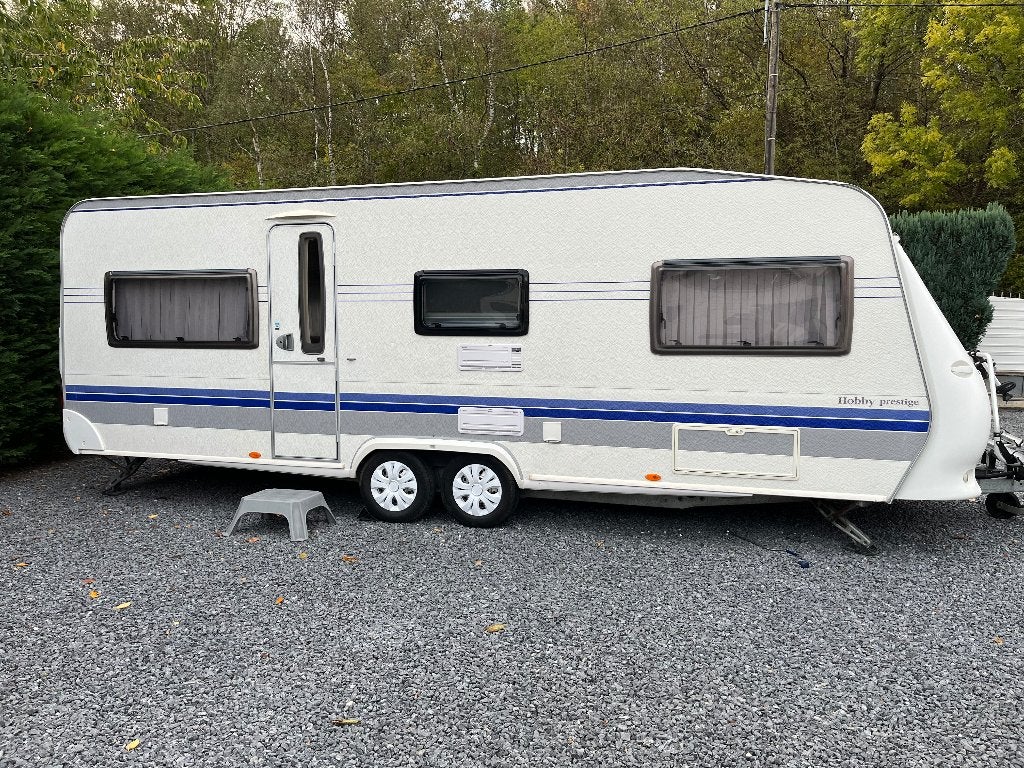 Caravan : Hobby Prestige 610 Met Fransbed, Caravans en Kamperen, Reservewiel, Particulier, Tot en met 5, Vast bed