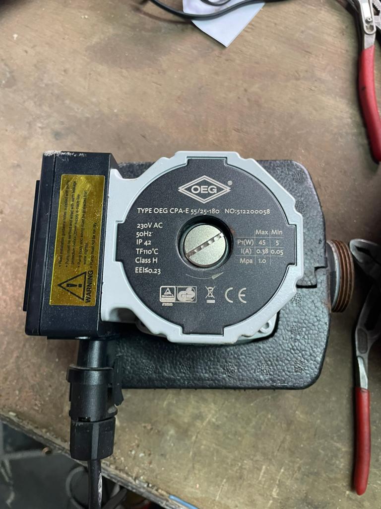 OEG circulatiepomp 45W / 0,38A – in goede staat, Doe-het-zelf en Bouw, Verwarming en Radiatoren, 30 tot 80 cm, Hoog rendement (Hr)