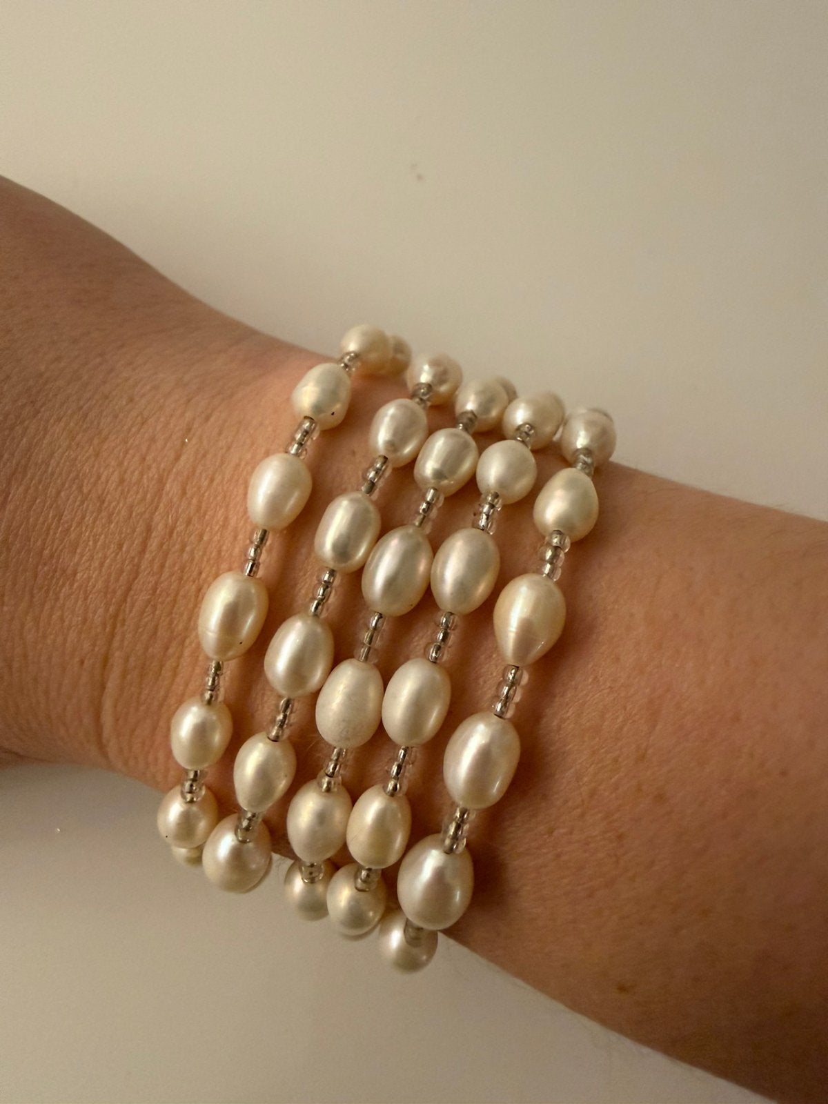 Manchetarmband met meerdere rijen gekweekte parels, Handtassen en Accessoires, Armbanden, Ophalen of Verzenden, Zo goed als nieuw