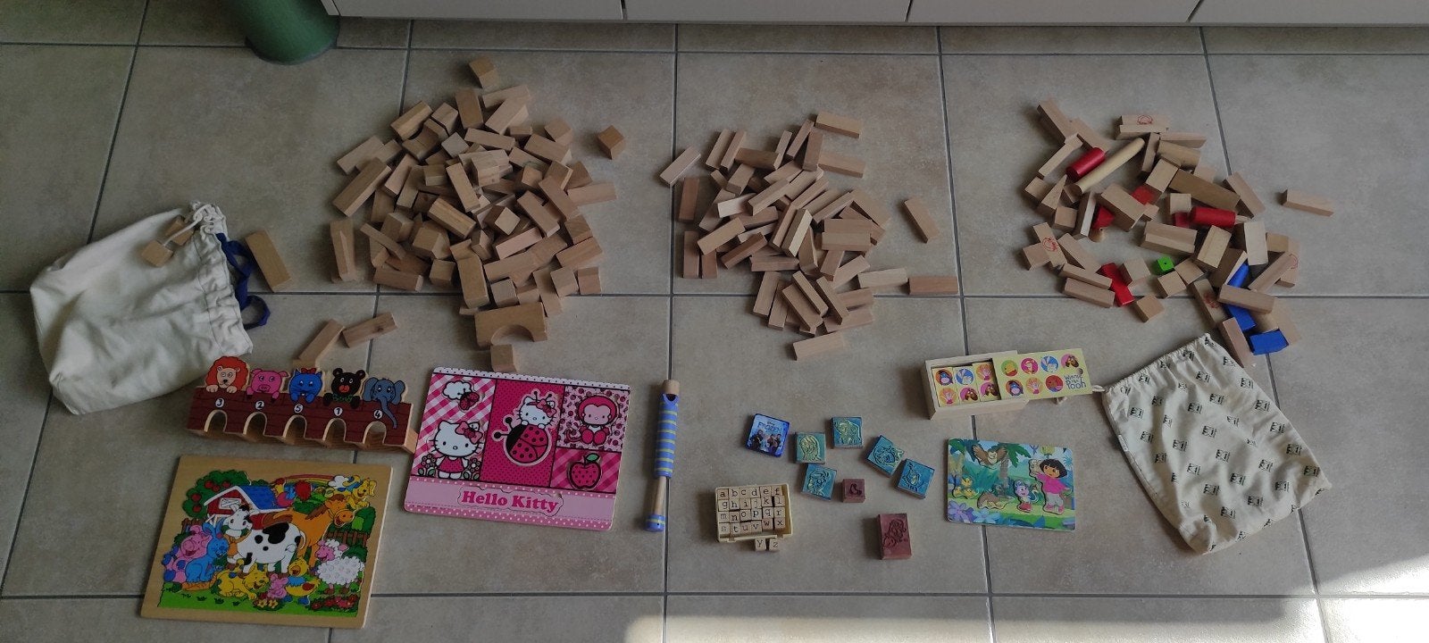 Jouets éducatifs en bois.
Lot de 10 variétés différentes