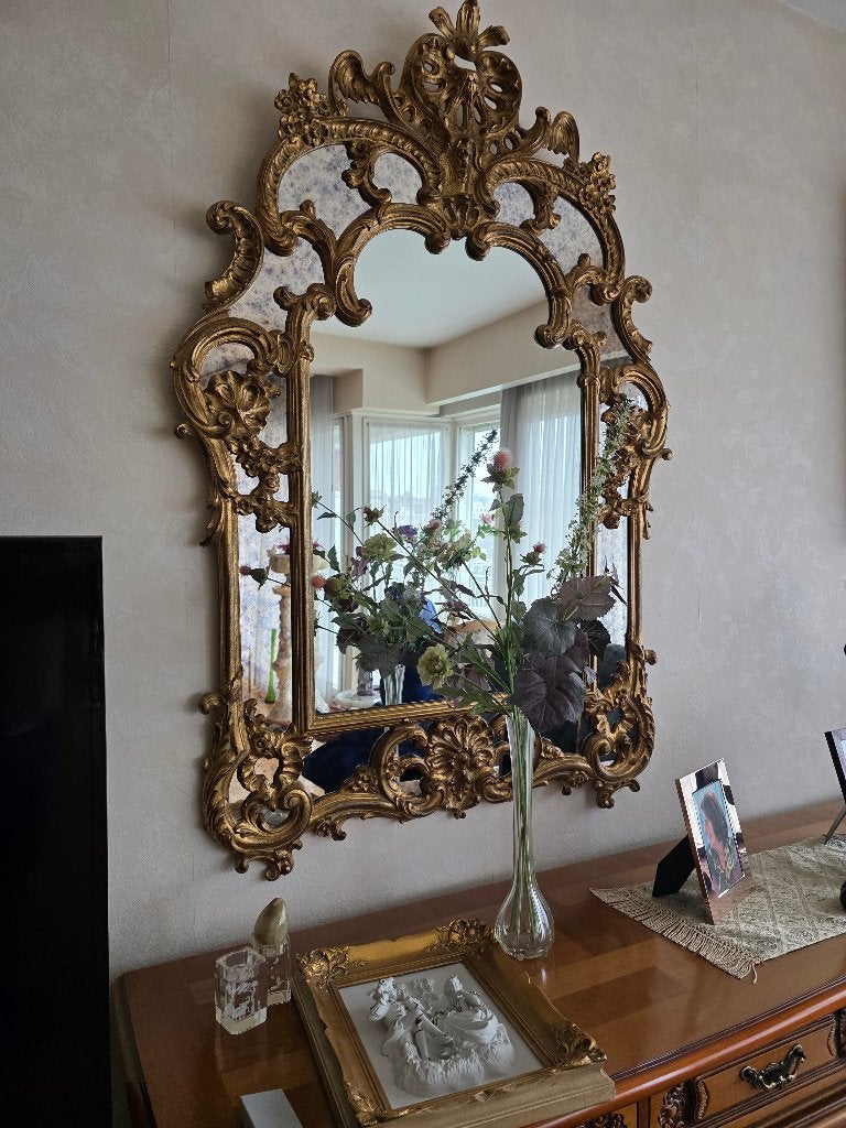 Grand miroir doré de style Louis XV, Enlèvement