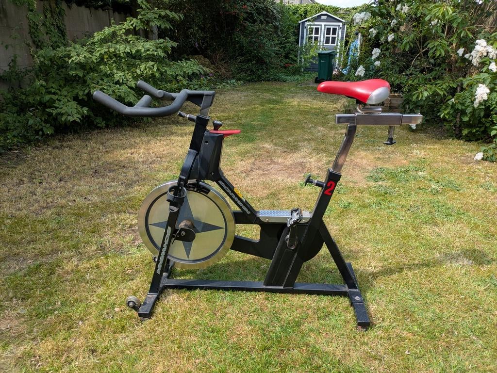Vélo d'intérieur Schwinn IC Pro — Vélo de fitness décent, Sports & Fitness, Appareils de fitness, Enlèvement, Métal, Jambes, Vélo de spinning