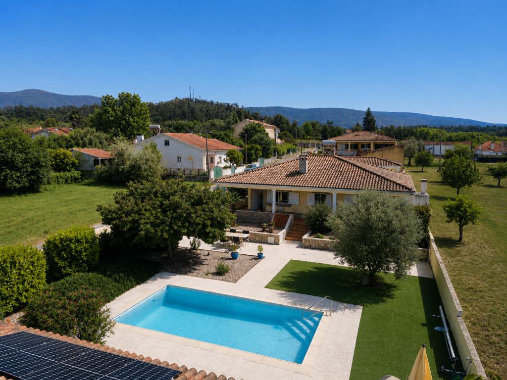 Bungalow met veranda,zwembad,tuin en garage rustig gelegen, Immo, Dorp, 245 m², Woonhuis, Portugal