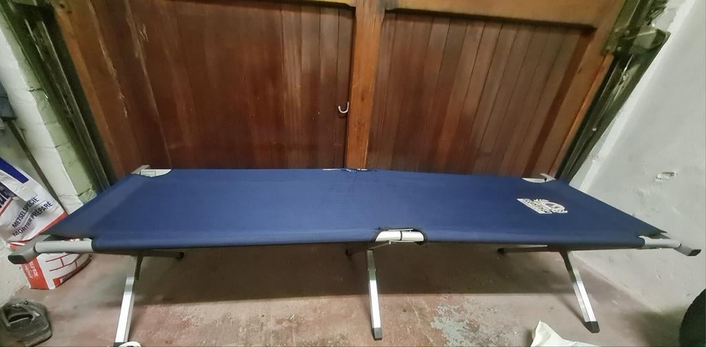Il s'agit d'un lit de camp pliable de la marque Nordic Maste, Ophalen, Overige materialen, Gebruikt, Blauw