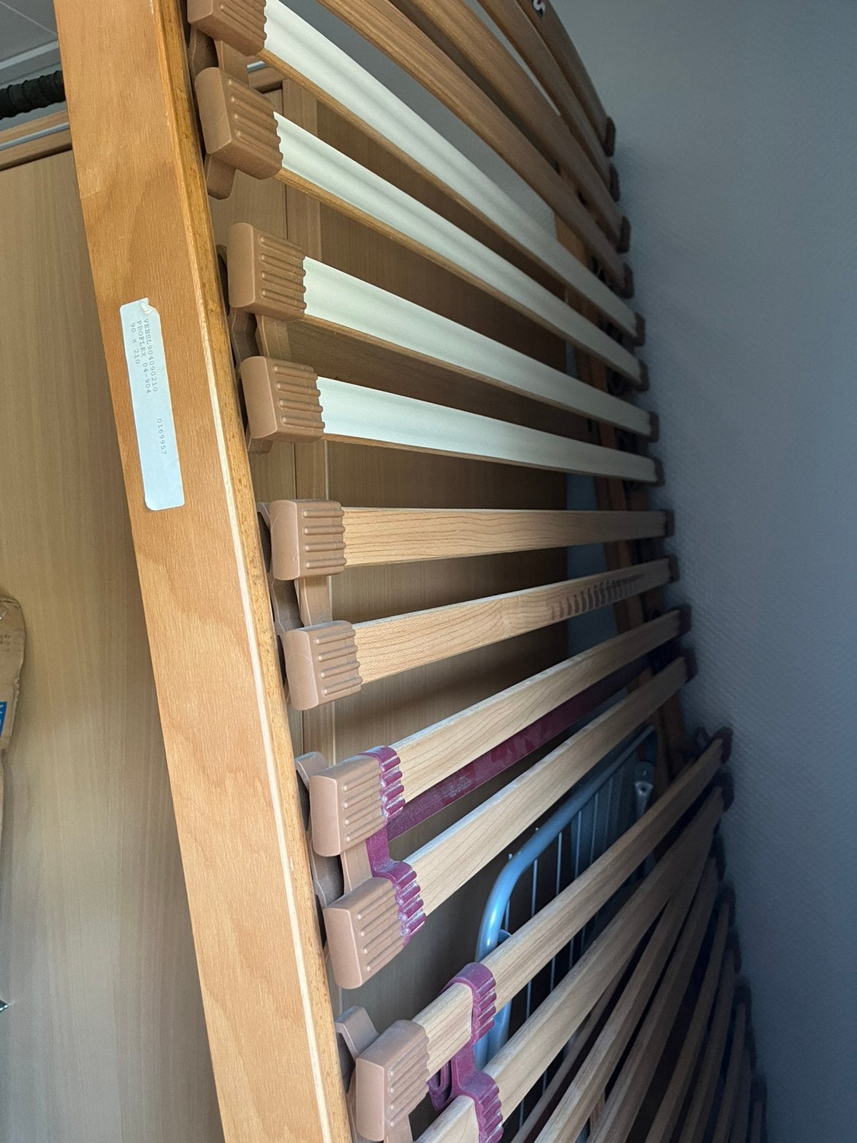 Cadre de lit 90/210 avec sommier et une table de nuit, Enlèvement, Utilisé