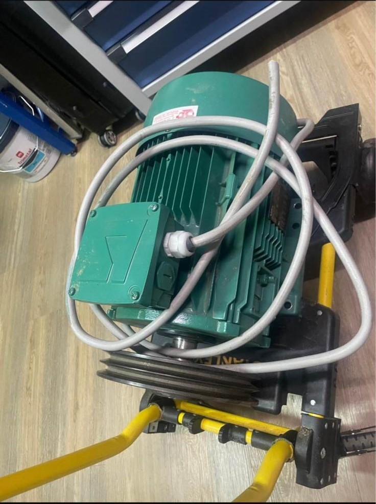 Moteur électrique triphasé – Poulie double rainure, Enlèvement ou Envoi, Comme neuf, Moteur électrique