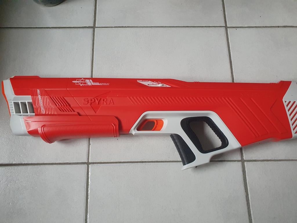 Oplaadbaar waterpistool met kracht tot 15meter ver, Ophalen