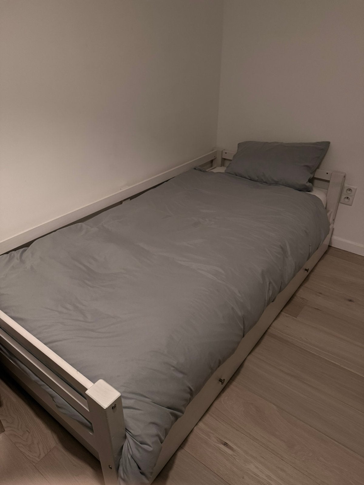 Enkel bed met nachtkastje., Ophalen, Zo goed als nieuw