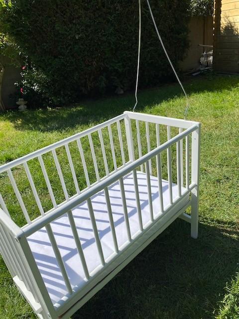 Witte, houten wieg met staander en matras Perfecte staat, Kinderen en Baby's, Babywiegjes en Ledikanten, Ophalen, Zo goed als nieuw