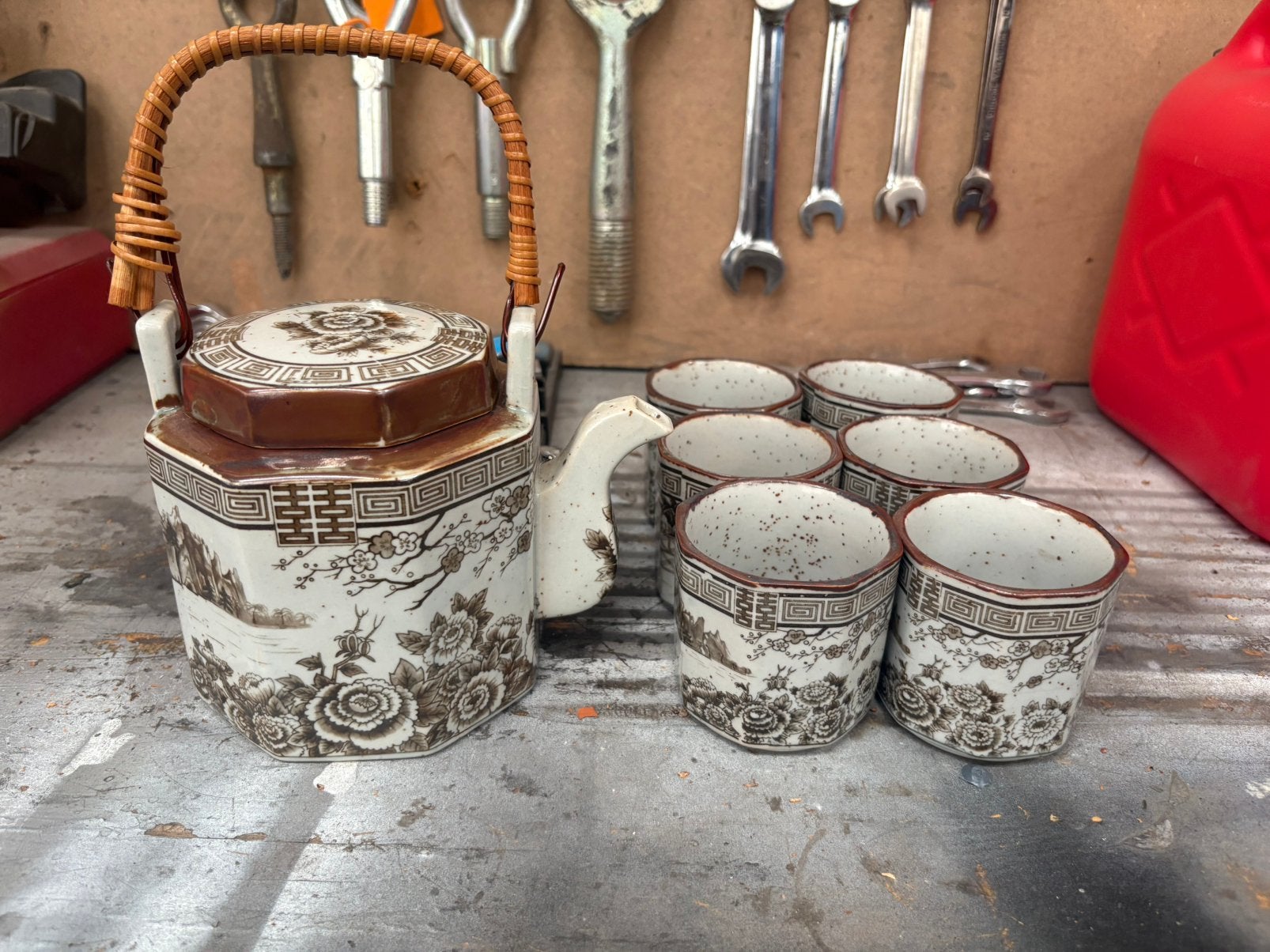 Théière avev tasse, Enlèvement