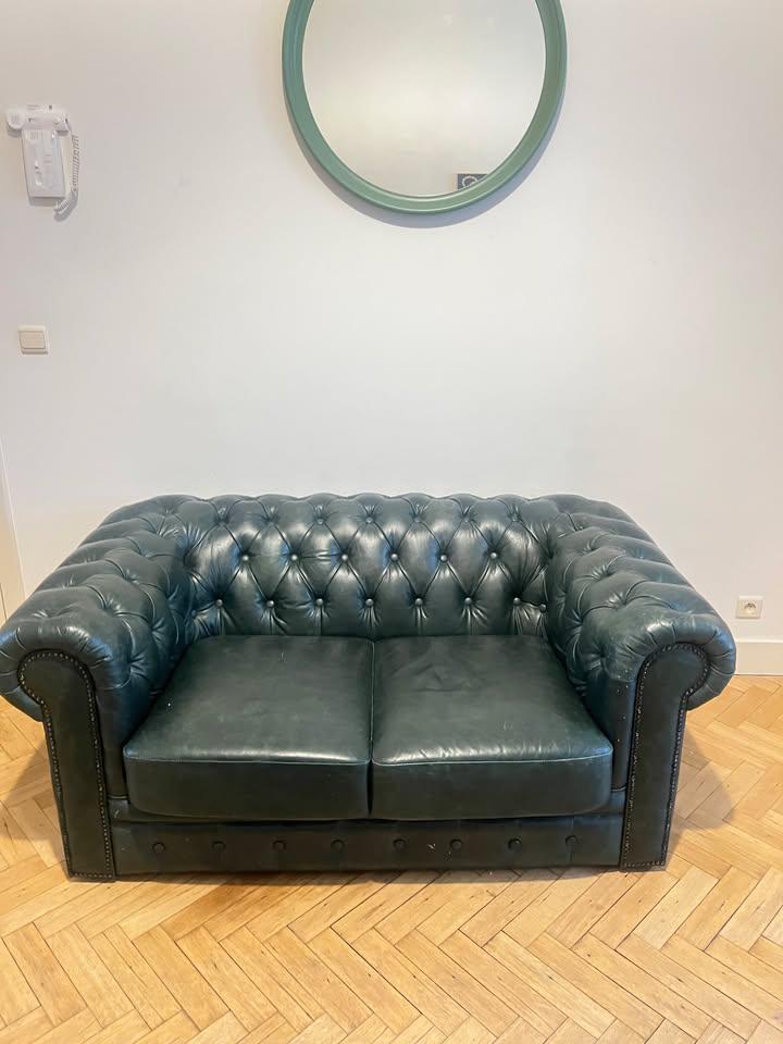 Canapé Chesterfield 2 pl cuir buffle vert de gris Brenton, Maison & Meubles, Canapés | Sofas & Chaises Longues, Utilisé, Deux personnes