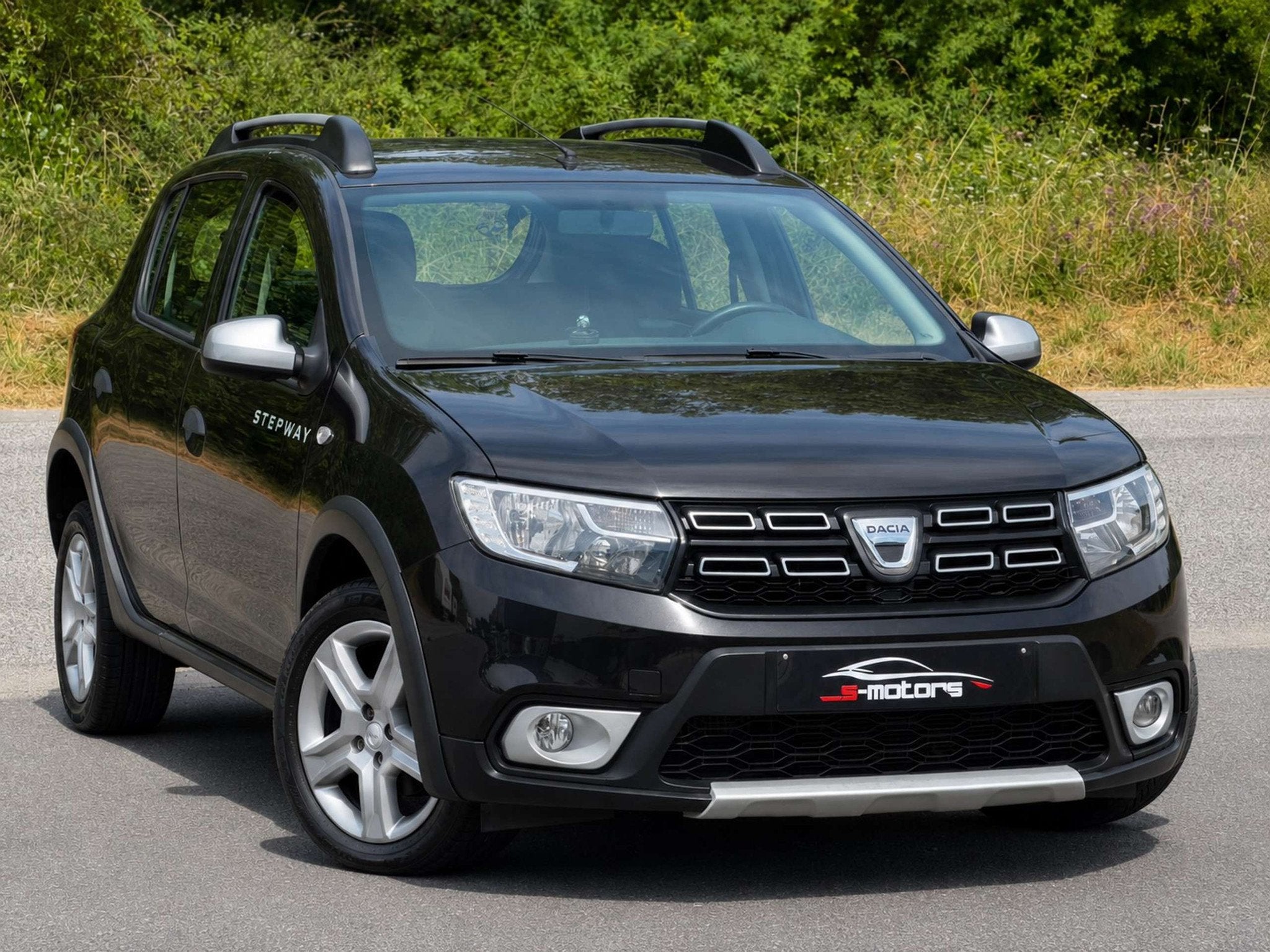 Dacia Sandero STEPWAY • GPS • AIRCO (bj 2016), Voorwielaandrijving, 898 cc, Gebruikt, Zwart
