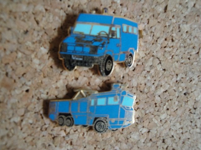 Pin Gendarmerie Iveco - Arrosseuse, Collections, Broches, Pins & Badges, Enlèvement ou Envoi, Comme neuf, Insigne ou Pin's