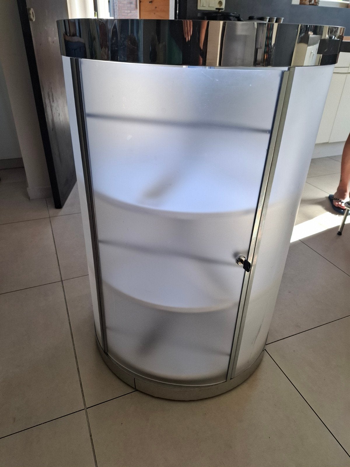 vitrine met neon en chrome 60 diameter+ sleutel.op wieletjes, Ophalen