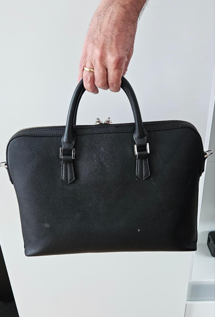 Sacoche noire pour ordinateur portable; ZARA MAN, Envoi