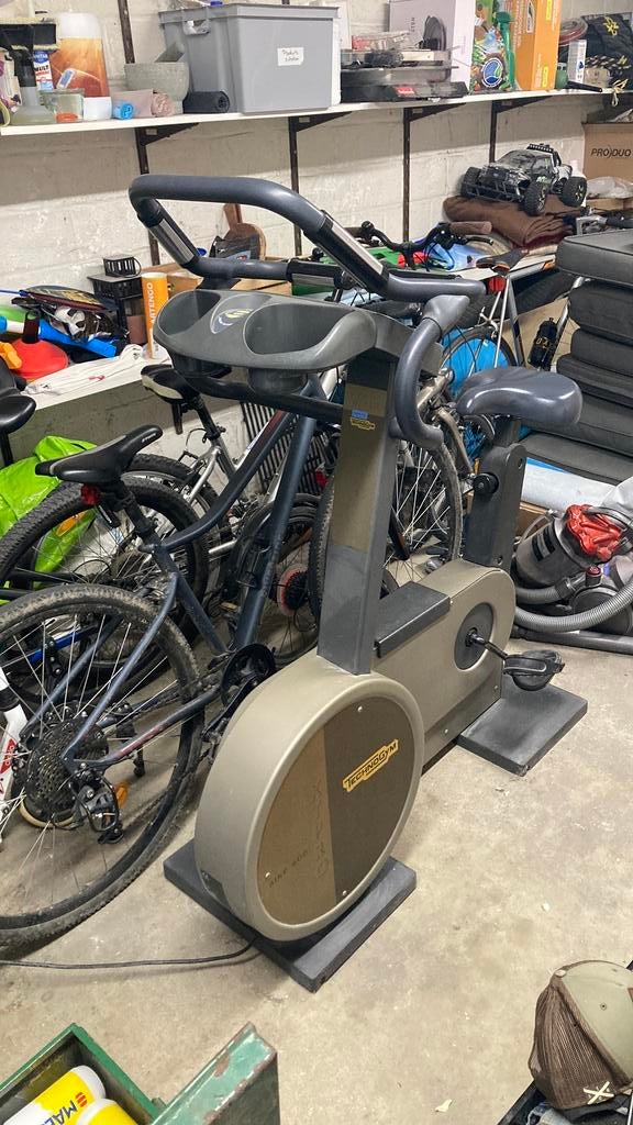 Velo d’appartement Technogym XT PRO600, Enlèvement, Utilisé, Jambes, Vélo d'appartement