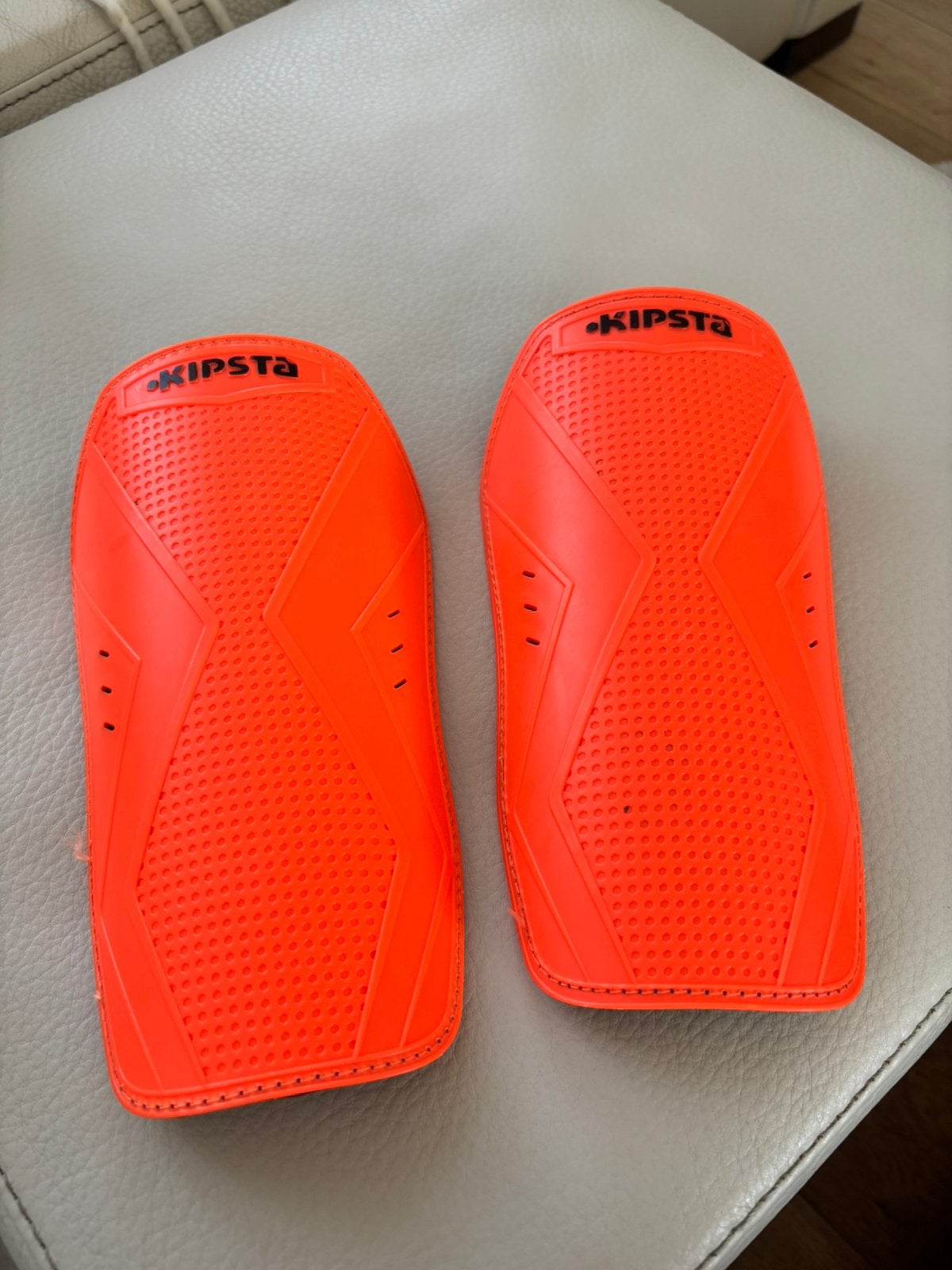 Kipsta scheenbeschermers fluo oranje maat  xl, Taille XL, Enlèvement, Comme neuf