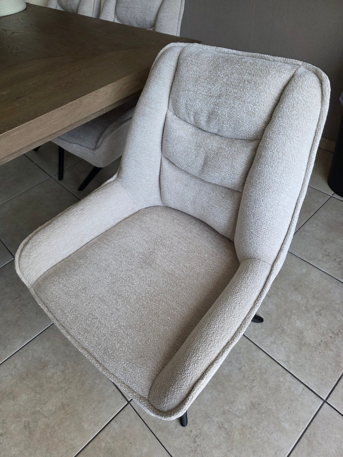 4 nieuwe draaistoelen, Enlèvement